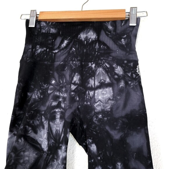 FREE PEOPLE Om Shanti Good Karma Ankle Crop Yoga Leggings Black Tie Dye XS Small - Picture 4 of 10